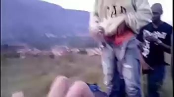 Morra folla con varios en el monte