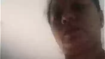 Se masturba frente a la cámara
